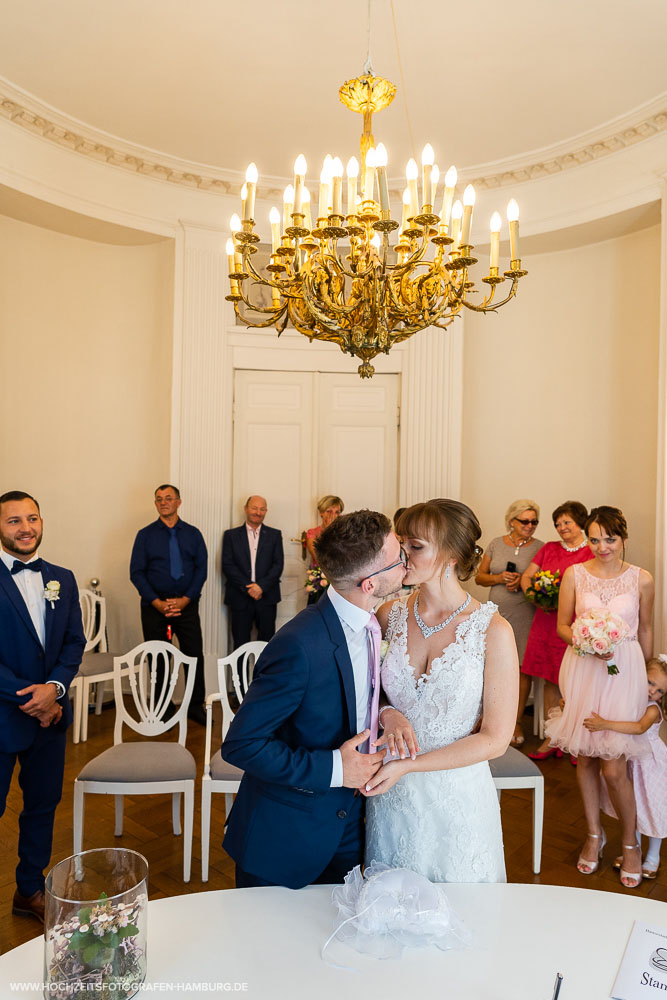 Standesamtliche Hochzeit von Alex und Anna in Lübeck / Vitaly Nosov & Nikita Kret - Hochzeitsfotografie