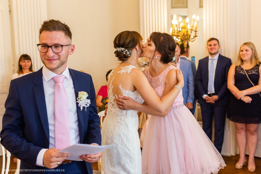 Standesamtliche Hochzeit von Alex und Anna in Lübeck / Vitaly Nosov & Nikita Kret - Hochzeitsfotografie