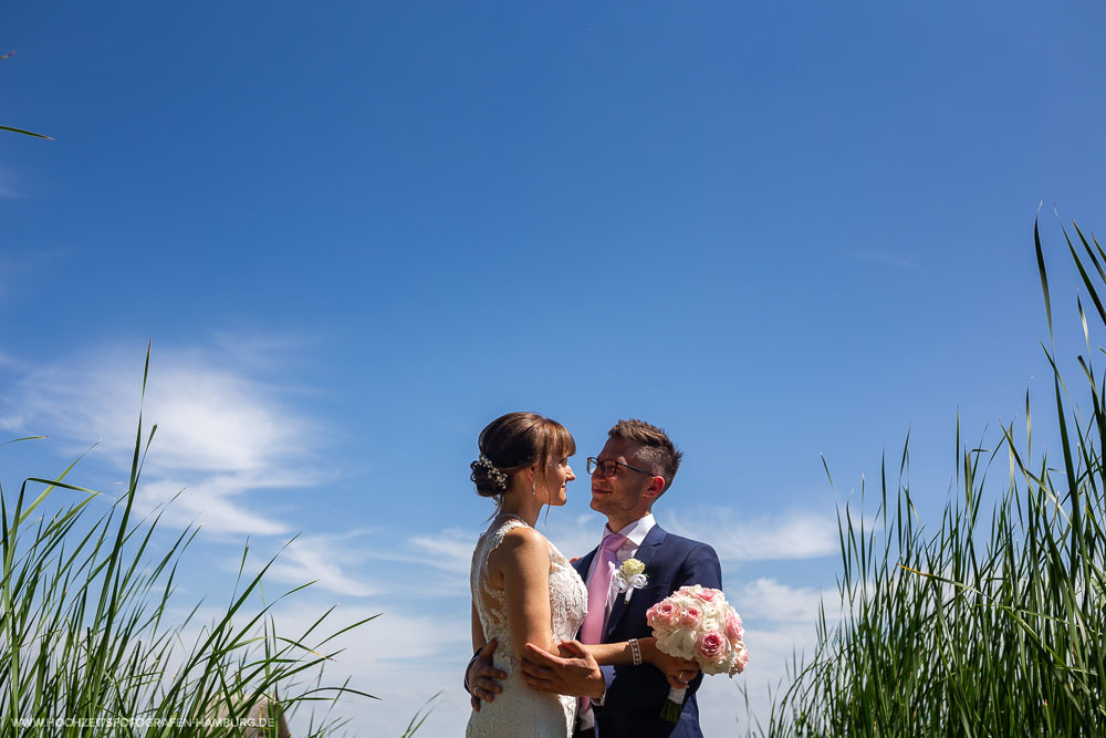 Hochzeit von Alex und Anna in Lübeck - Brautpaarshooting am Hemmelsdorfer See / Vitaly Nosov & Nikita Kret - Hochzeitsfotografie