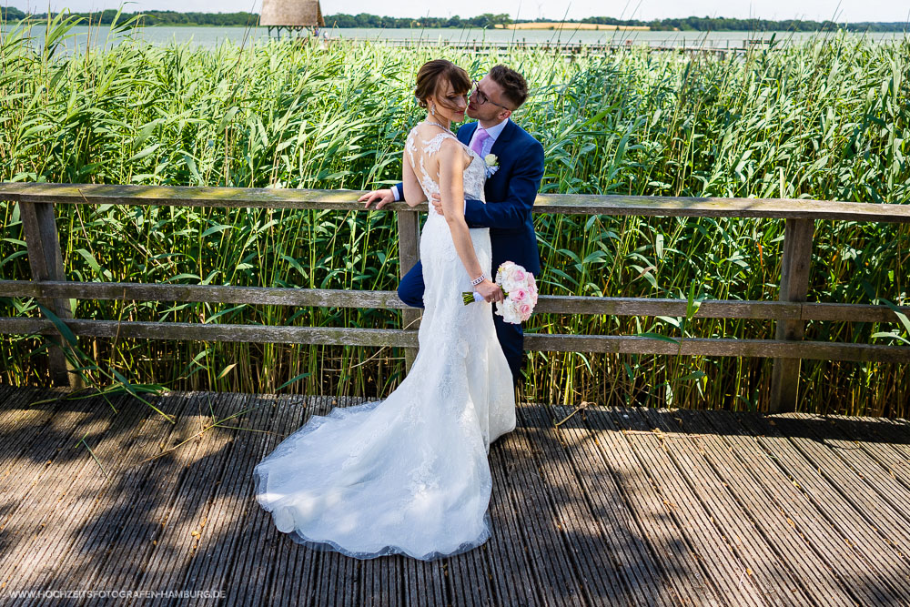 Hochzeit von Alex und Anna in Lübeck - Brautpaarshooting am Hemmelsdorfer See / Vitaly Nosov & Nikita Kret - Hochzeitsfotografie