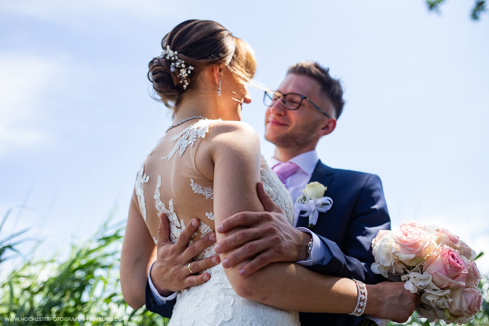 Hochzeit von Alex und Anna in Lübeck - Brautpaarshooting am Hemmelsdorfer See / Vitaly Nosov & Nikita Kret - Hochzeitsfotografie