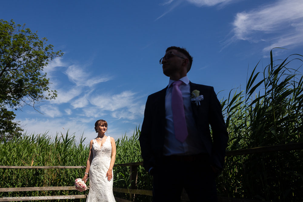 Hochzeit von Alex und Anna in Lübeck - Brautpaarshooting am Hemmelsdorfer See / Vitaly Nosov & Nikita Kret - Hochzeitsfotografie