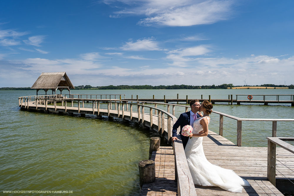 Hochzeit von Alex und Anna in Lübeck - Brautpaarshooting am Hemmelsdorfer See / Vitaly Nosov & Nikita Kret - Hochzeitsfotografie