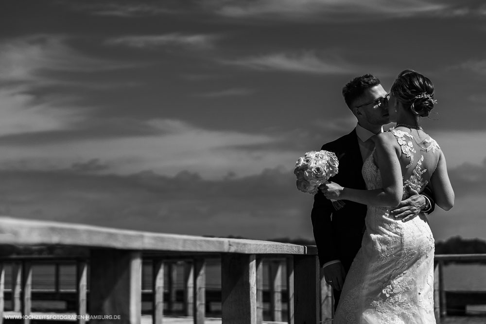 Hochzeit von Alex und Anna in Lübeck - Brautpaarshooting am Hemmelsdorfer See / Vitaly Nosov & Nikita Kret - Hochzeitsfotografie