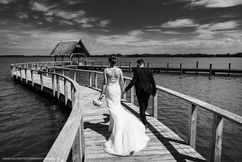 Hochzeit von Alex und Anna in Lübeck - Brautpaarshooting am Hemmelsdorfer See / Vitaly Nosov & Nikita Kret - Hochzeitsfotografie