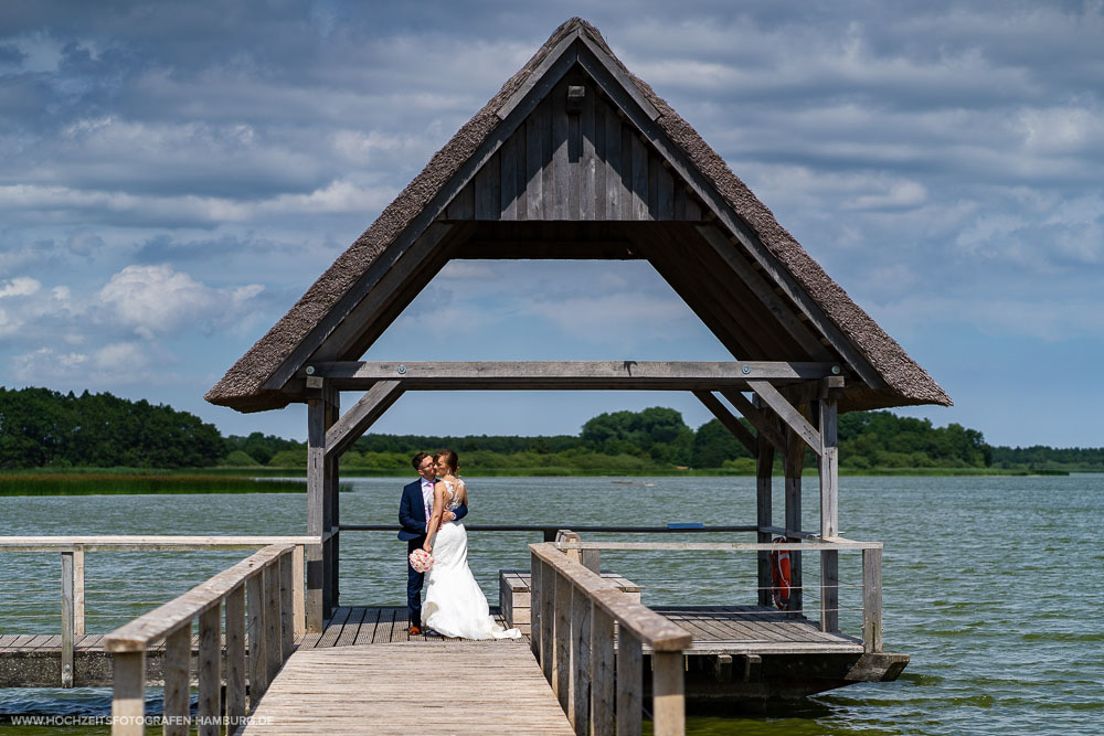 Hochzeit von Alex und Anna in Lübeck - Brautpaarshooting am Hemmelsdorfer See / Vitaly Nosov & Nikita Kret - Hochzeitsfotografie