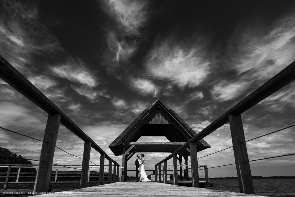 Hochzeit von Alex und Anna in Lübeck - Brautpaarshooting am Hemmelsdorfer See / Vitaly Nosov & Nikita Kret - Hochzeitsfotografie