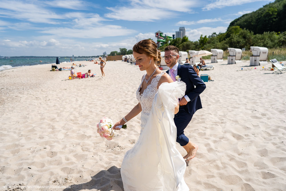 Hochzeit von Alex und Anna in Lübeck - Brautpaarshooting in Timmendorf Strand an der Ostsee / Vitaly Nosov & Nikita Kret - Hochzeitsfotografie