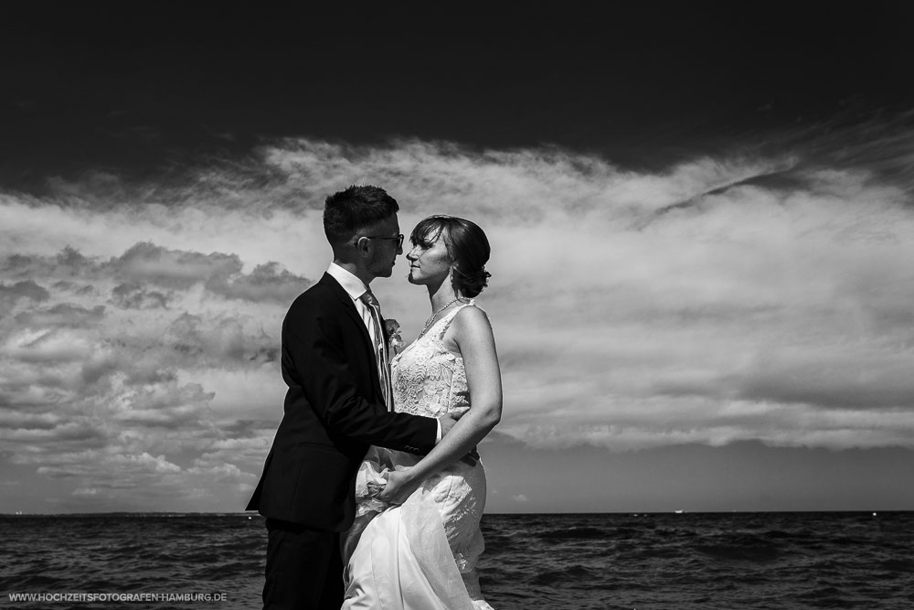 Hochzeit von Alex und Anna in Lübeck - Brautpaarshooting in Timmendorf Strand an der Ostsee / Vitaly Nosov & Nikita Kret - Hochzeitsfotografie