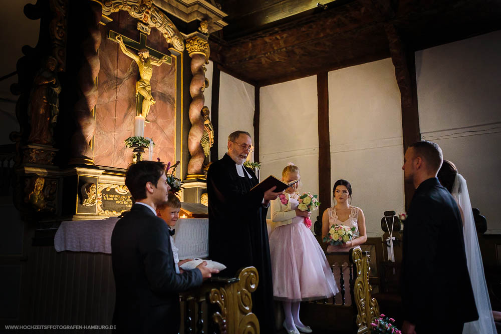 Hochzeit von Alex und Lidia, kirchchliche Trauung in der St.-Jürgen-Kapelle in Itzehoe / Vitaly Nosov & Nikita Kret - Hochzeitsfotograf Hamburg