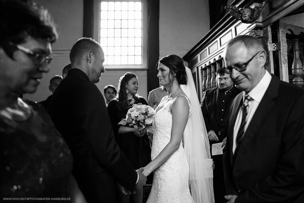 Hochzeit von Alex und Lidia, kirchchliche Trauung in der St.-Jürgen-Kapelle in Itzehoe / Vitaly Nosov & Nikita Kret - Hochzeitsfotograf Hamburg