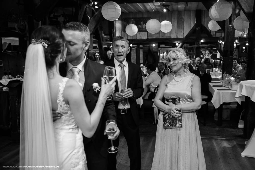 Hochzeit von Alex und Lidia in der St.-Jürgen-Kapelle in Itzehoe und Hochzeitsfeier in Hüttblek / Vitaly Nosov & Nikita Kret - Hochzeitsfotograf Hamburg