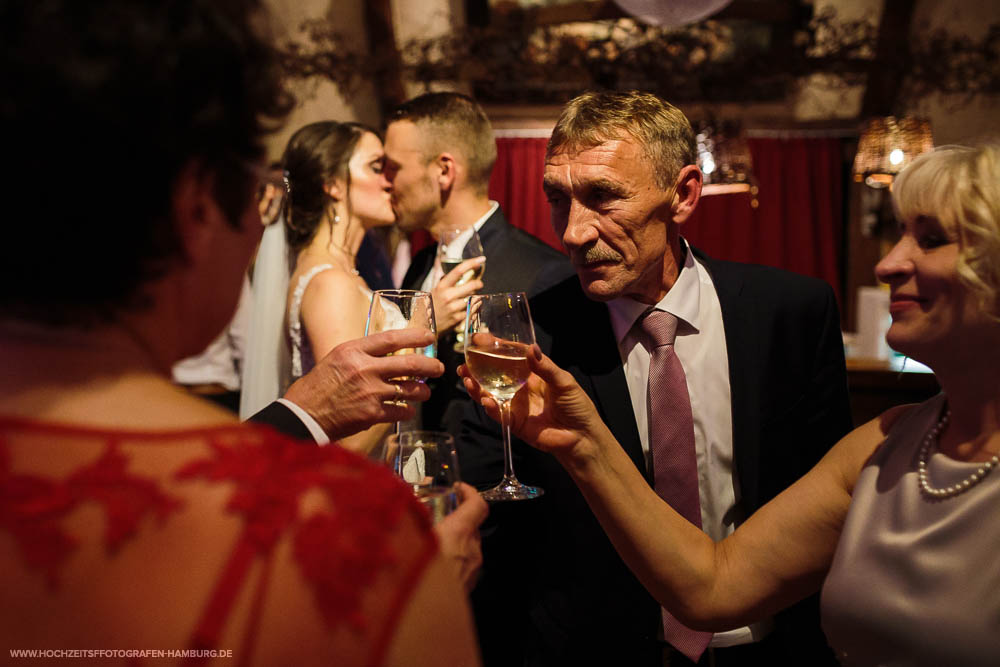 Hochzeit von Alex und Lidia in der St.-Jürgen-Kapelle in Itzehoe und Hochzeitsfeier in Hüttblek / Vitaly Nosov & Nikita Kret - Hochzeitsfotograf Hamburg