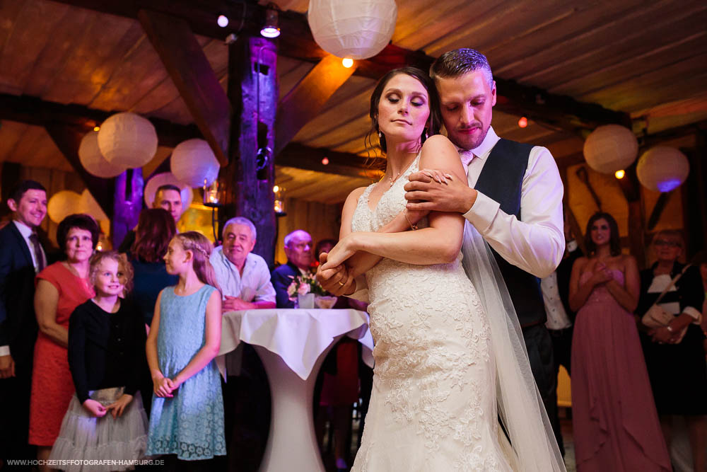 Hochzeit von Alex und Lidia in der St.-Jürgen-Kapelle in Itzehoe und Hochzeitsfeier in Hüttblek / Vitaly Nosov & Nikita Kret - Hochzeitsfotograf Hamburg