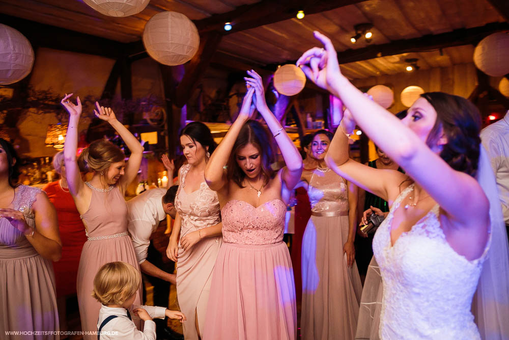 Hochzeit von Alex und Lidia in der St.-Jürgen-Kapelle in Itzehoe und Hochzeitsfeier in Hüttblek / Vitaly Nosov & Nikita Kret - Hochzeitsfotograf Hamburg