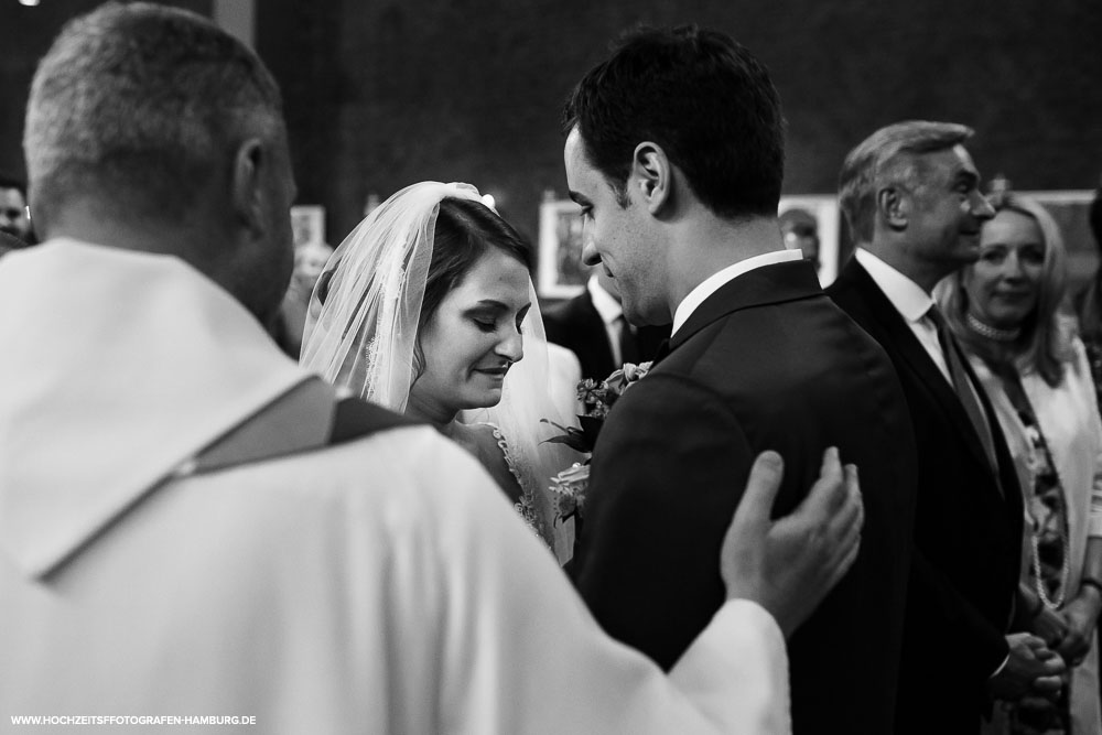 Hochzeit von Kristina und Hannes, kirchchliche Trauung in der St.Agnes Kirche in Hamburg / Vitaly Nosov & Nikita Kret - Hochzeitsfotografie