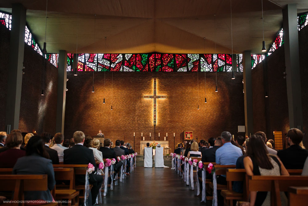 Hochzeit von Kristina und Hannes, kirchchliche Trauung in der St.Agnes Kirche in Hamburg / Vitaly Nosov & Nikita Kret - Hochzeitsfotografie