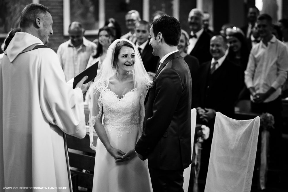 Hochzeit von Kristina und Hannes, kirchchliche Trauung in der St.Agnes Kirche in Hamburg / Vitaly Nosov & Nikita Kret - Hochzeitsfotografie