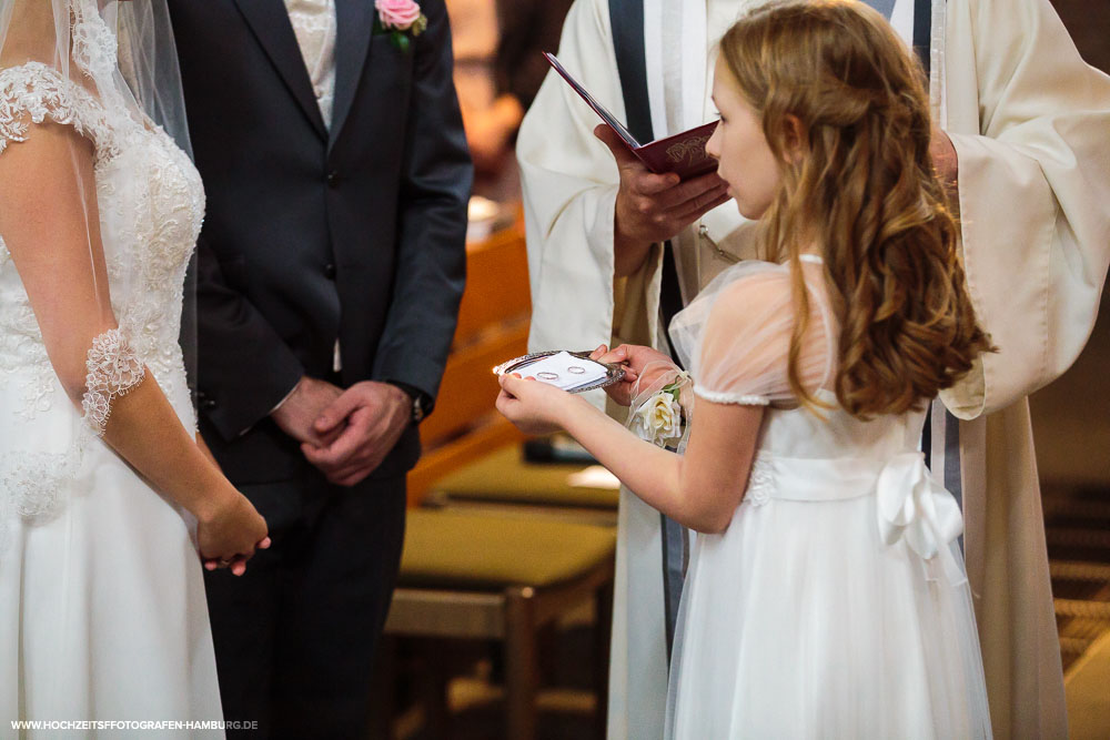 Hochzeit von Kristina und Hannes, kirchchliche Trauung in der St.Agnes Kirche in Hamburg / Vitaly Nosov & Nikita Kret - Hochzeitsfotografie