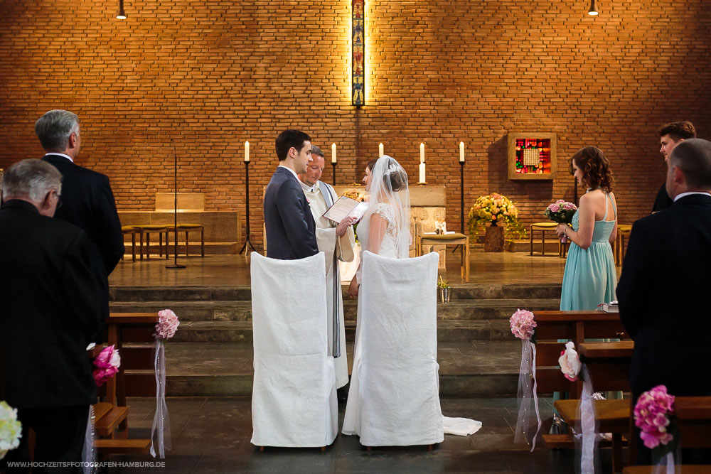 Hochzeit von Kristina und Hannes, kirchchliche Trauung in der St.Agnes Kirche in Hamburg / Vitaly Nosov & Nikita Kret - Hochzeitsfotografie