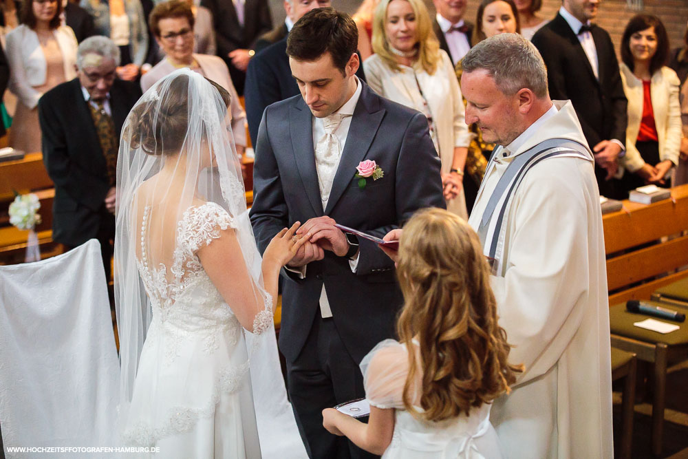 Hochzeit von Kristina und Hannes, kirchchliche Trauung in der St.Agnes Kirche in Hamburg / Vitaly Nosov & Nikita Kret - Hochzeitsfotografie