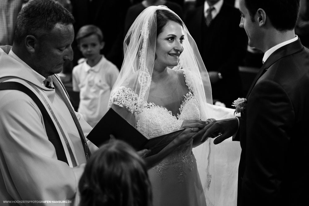 Hochzeit von Kristina und Hannes, kirchchliche Trauung in der St.Agnes Kirche in Hamburg / Vitaly Nosov & Nikita Kret - Hochzeitsfotografie