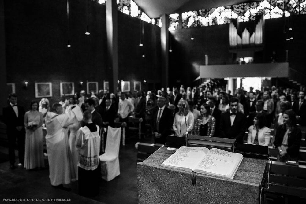 Hochzeit von Kristina und Hannes, kirchchliche Trauung in der St.Agnes Kirche in Hamburg / Vitaly Nosov & Nikita Kret - Hochzeitsfotografie