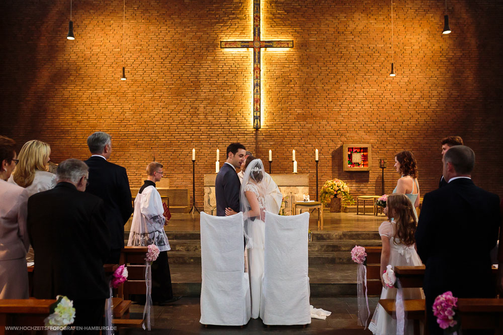 Hochzeit von Kristina und Hannes, kirchchliche Trauung in der St.Agnes Kirche in Hamburg / Vitaly Nosov & Nikita Kret - Hochzeitsfotografie