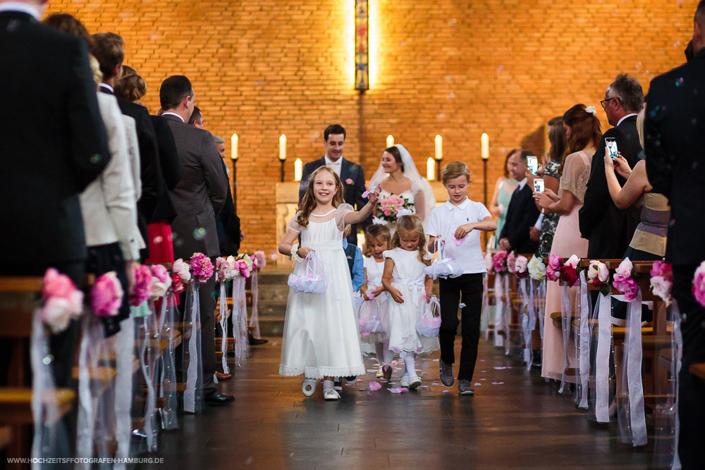 Hochzeit von Kristina und Hannes, kirchchliche Trauung in der St.Agnes Kirche in Hamburg / Vitaly Nosov & Nikita Kret - Hochzeitsfotografie