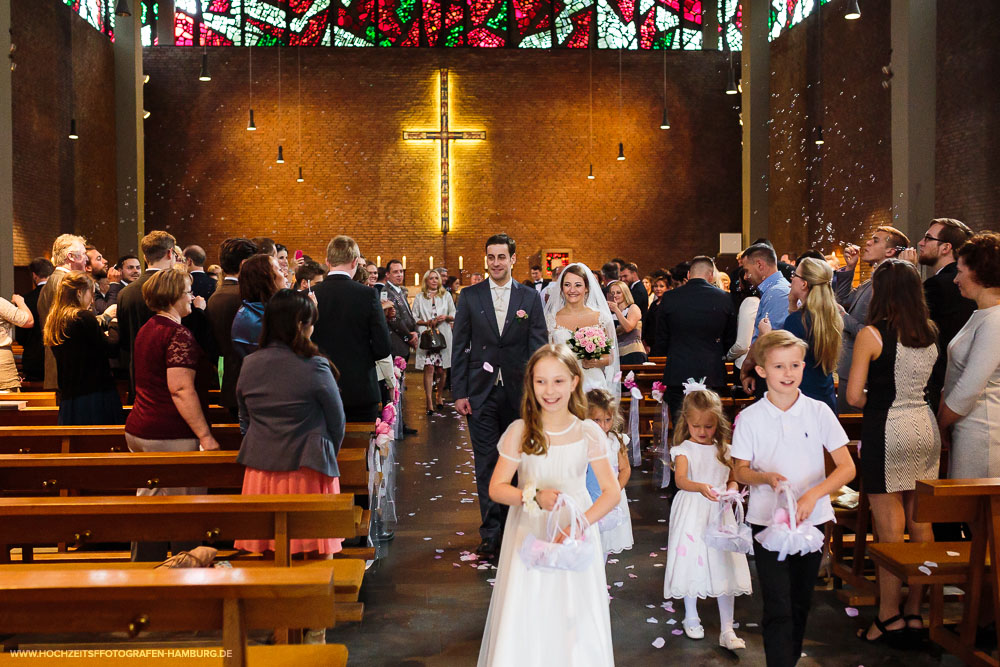 Hochzeit von Kristina und Hannes, kirchchliche Trauung in der St.Agnes Kirche in Hamburg / Vitaly Nosov & Nikita Kret - Hochzeitsfotografie