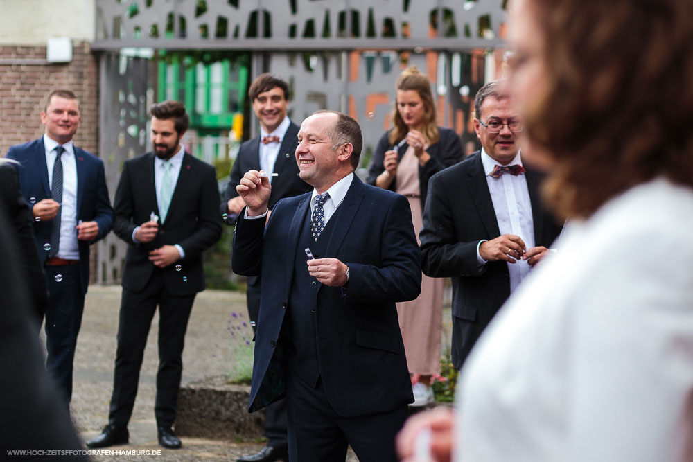 Hochzeit von Kristina und Hannes, kirchchliche Trauung in der St.Agnes Kirche in Hamburg / Vitaly Nosov & Nikita Kret - Hochzeitsfotografie