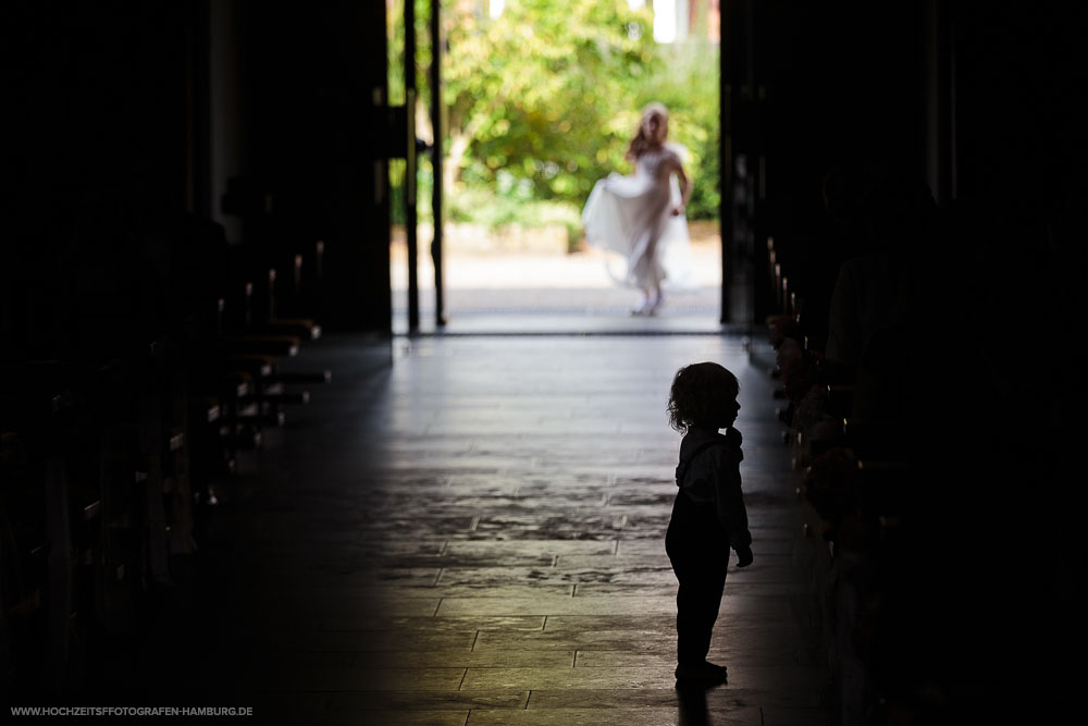 Hochzeit von Kristina und Hannes, kirchchliche Trauung in der St.Agnes Kirche in Hamburg / Vitaly Nosov & Nikita Kret - Hochzeitsfotografie