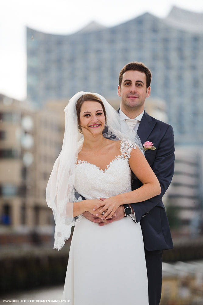 Hochzeit von Kristina und Hannes, Brautpaarshooting in HafenCity in Hamburg / Vitaly Nosov & Nikita Kret - Hochzeitsfotografie