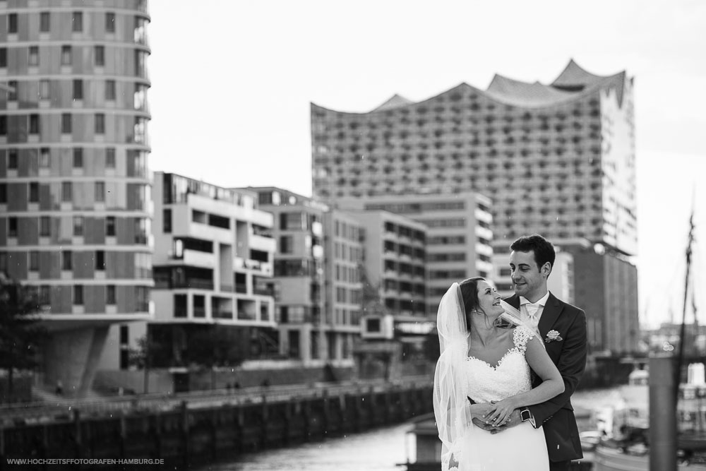 Hochzeit von Kristina und Hannes, Brautpaarshooting in HafenCity in Hamburg / Vitaly Nosov & Nikita Kret - Hochzeitsfotografie