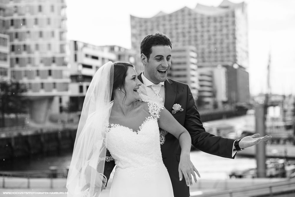 Hochzeit von Kristina und Hannes, Brautpaarshooting in HafenCity in Hamburg / Vitaly Nosov & Nikita Kret - Hochzeitsfotografie