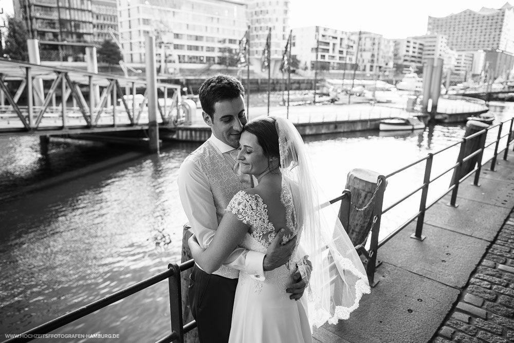 Hochzeit von Kristina und Hannes, Brautpaarshooting in HafenCity in Hamburg / Vitaly Nosov & Nikita Kret - Hochzeitsfotografie