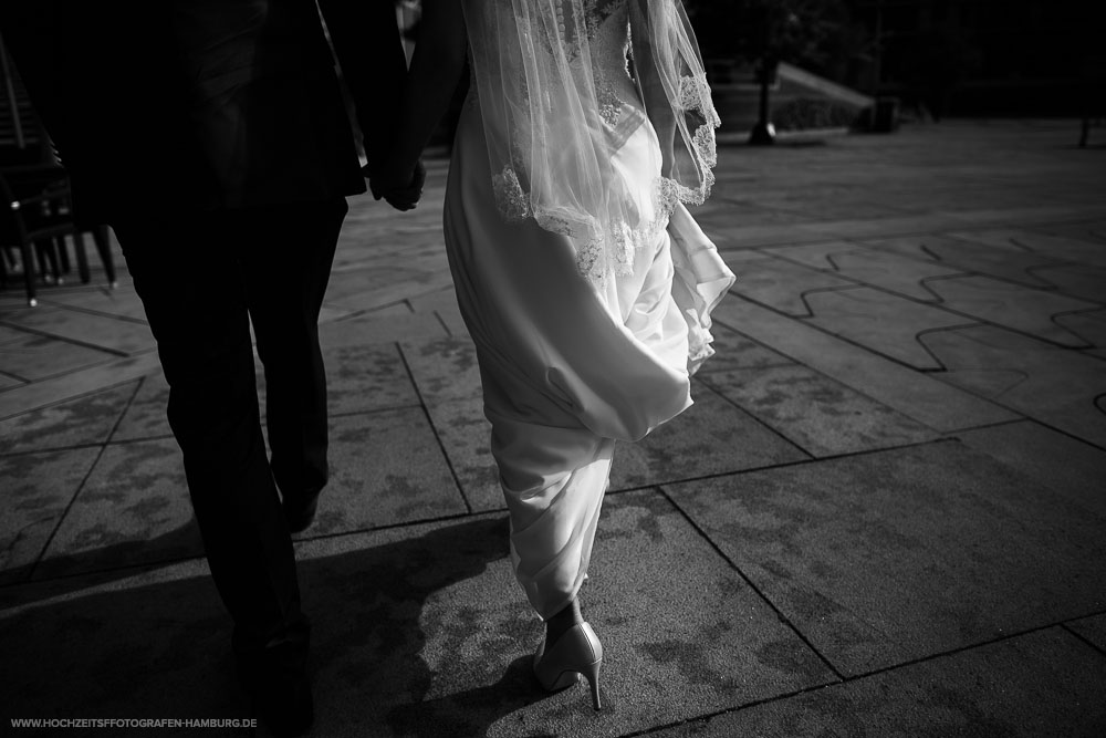 Hochzeit von Kristina und Hannes, Brautpaarshooting in HafenCity in Hamburg / Vitaly Nosov & Nikita Kret - Hochzeitsfotografie