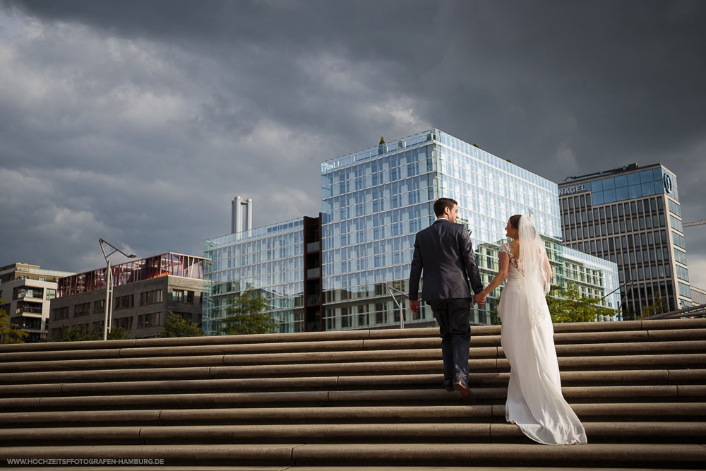 Hochzeit von Kristina und Hannes, Brautpaarshooting in HafenCity in Hamburg / Vitaly Nosov & Nikita Kret - Hochzeitsfotografie