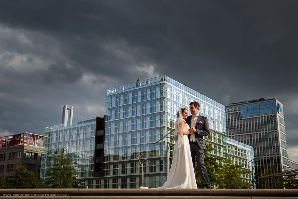 Hochzeit von Kristina und Hannes, Brautpaarshooting in HafenCity in Hamburg / Vitaly Nosov & Nikita Kret - Hochzeitsfotografie