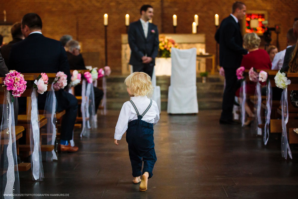 Hochzeit von Kristina und Hannes, kirchchliche Trauung in der St.Agnes Kirche in Hamburg / Vitaly Nosov & Nikita Kret - Hochzeitsfotografie