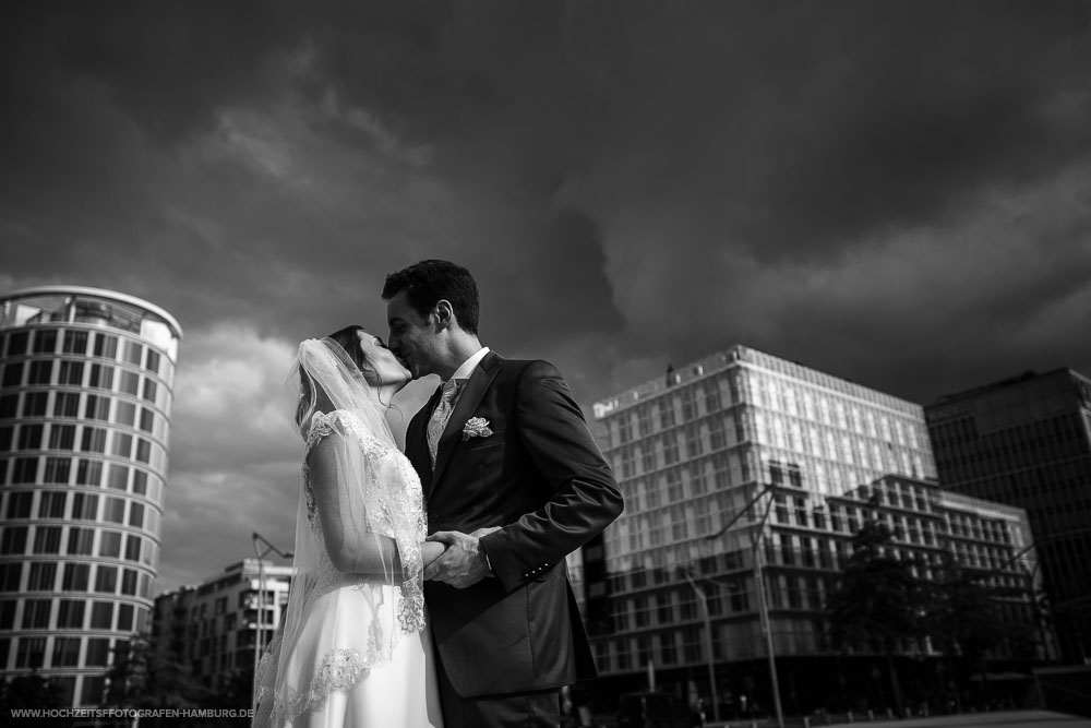 Hochzeit von Kristina und Hannes, Brautpaarshooting in HafenCity in Hamburg / Vitaly Nosov & Nikita Kret - Hochzeitsfotografie