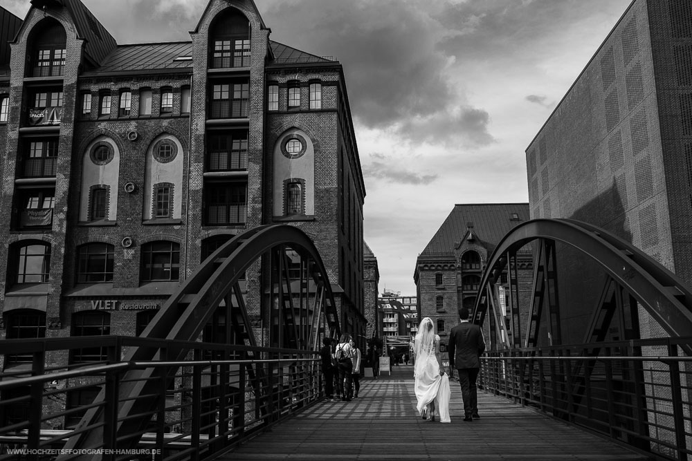 Hochzeit von Kristina und Hannes, Brautpaarshooting in Speicherstadt in Hamburg / Vitaly Nosov & Nikita Kret - Hochzeitsfotografie
