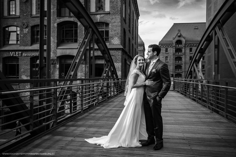 Hochzeit von Kristina und Hannes, Brautpaarshooting in Speicherstadt in Hamburg / Vitaly Nosov & Nikita Kret - Hochzeitsfotografie