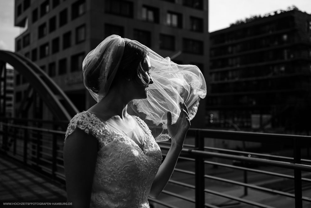 Hochzeit von Kristina und Hannes, Brautpaarshooting in Speicherstadt in Hamburg / Vitaly Nosov & Nikita Kret - Hochzeitsfotografie