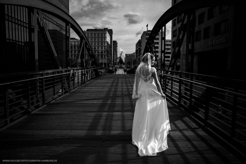 Hochzeit von Kristina und Hannes, Brautpaarshooting in Speicherstadt in Hamburg / Vitaly Nosov & Nikita Kret - Hochzeitsfotografie