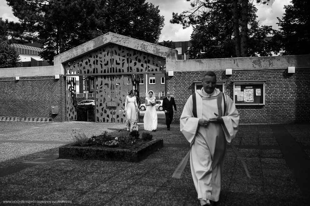 Hochzeit von Kristina und Hannes, kirchchliche Trauung in der St.Agnes Kirche in Hamburg / Vitaly Nosov & Nikita Kret - Hochzeitsfotografie