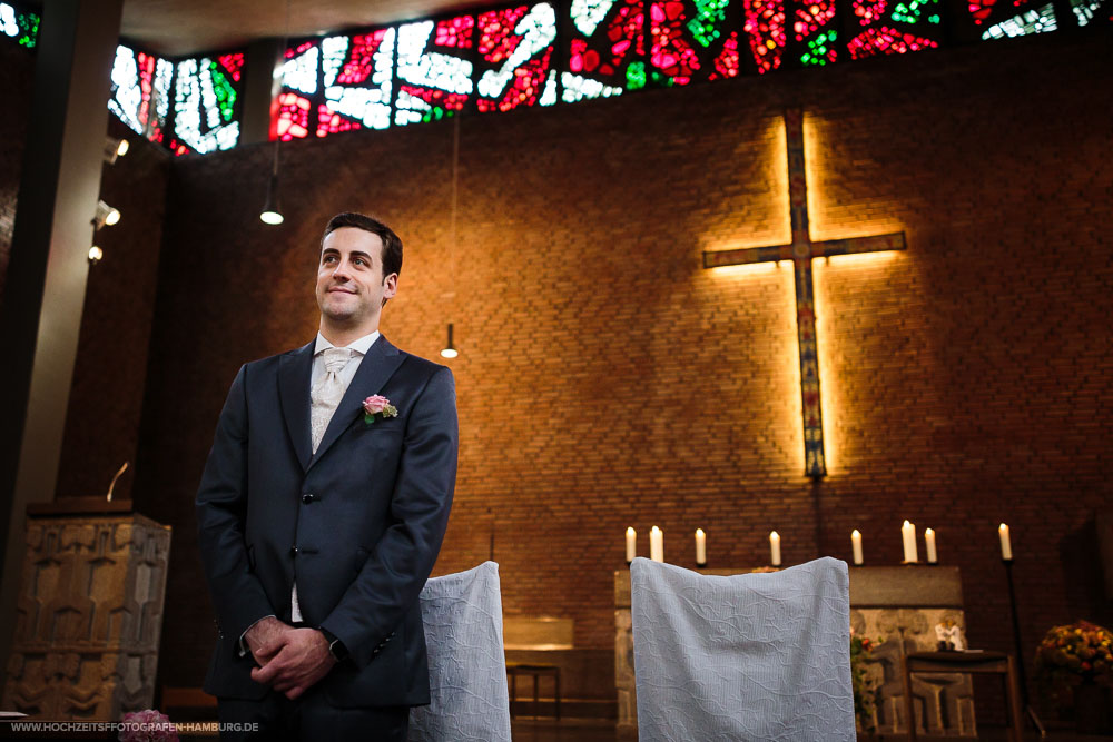 Hochzeit von Kristina und Hannes, kirchchliche Trauung in der St.Agnes Kirche in Hamburg / Vitaly Nosov & Nikita Kret - Hochzeitsfotografie