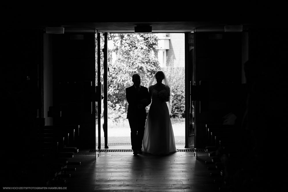 Hochzeit von Kristina und Hannes, kirchchliche Trauung in der St.Agnes Kirche in Hamburg / Vitaly Nosov & Nikita Kret - Hochzeitsfotografie