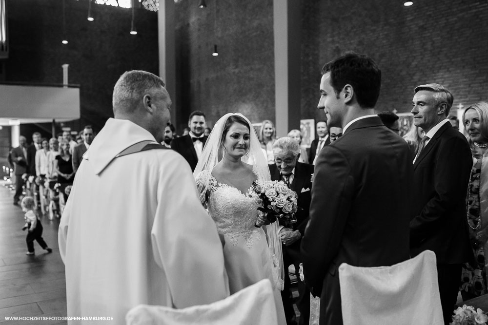 Hochzeit von Kristina und Hannes, kirchchliche Trauung in der St.Agnes Kirche in Hamburg / Vitaly Nosov & Nikita Kret - Hochzeitsfotografie