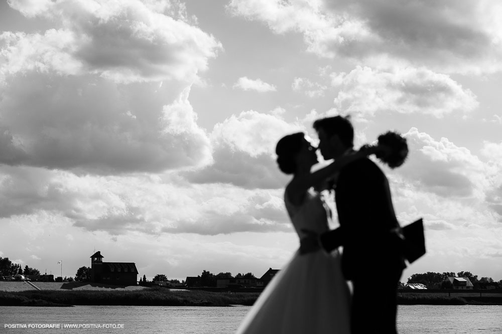 Hochzeit von Aliya & Mathias im Zollenspieker Fährhaus an der Elbe in Hamburg / Vitaly Nosov & Nikita Kret - Hochzeitsfotograf